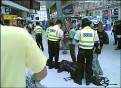 Những ngày không bình yên ảnh 2