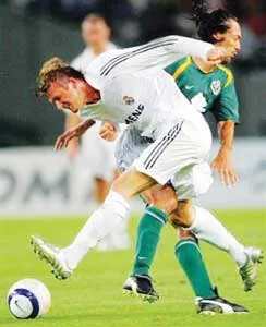 Beckham nổi điên vì Toda nhổ nước bọt vào mặt