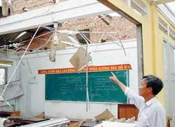 Sập 5 phòng học, 16 giáo viên bị thương