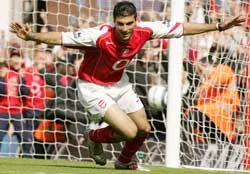 Reyes ủng hộ quyết định bán Vierra ảnh 1