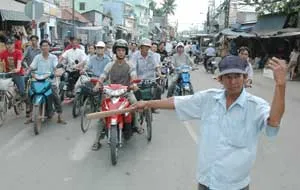 Những người “Ăn cơm nhà, vác tù và hàng tổng”