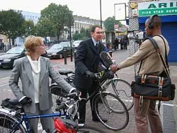 Sợ khủng bố, lượng người đi xe đạp tăng 30%