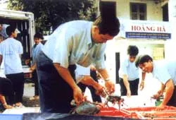 Dệt mộng trên vỉa hè ảnh 2