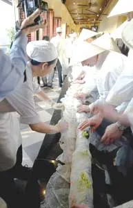 40 đầu bếp cuốn chiếc gỏi khổng lồ