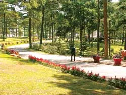 Làm mới hồ Than Thở