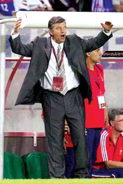 Santini: "Cầu thủ đã phản bội tôi" ảnh 2