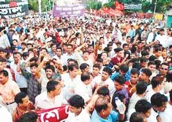 Tổng đình công toàn quốc sau vụ nổ bom hàng loạt