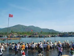 Đua thuyền truyền thống trên sông Hàn