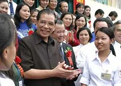 Tổng Bí thư Nông Đức Mạnh khai giảng năm học mới