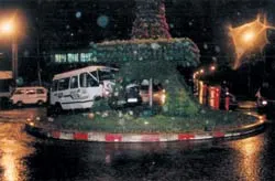 Xe khách “bay” lên tháp hoa