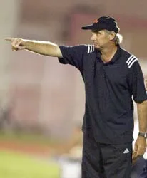 HLV Alfred Riedl: Lạc quan về SEA Games 23 ảnh 1