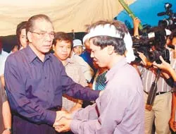 Tổng Bí thư Nông Đức Mạnh thăm đồng bào bị lũ quét ở Yên Bái