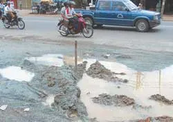 Đoạn đường đầy ổ gà, ổ voi