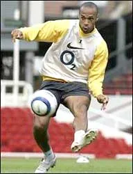 Henry chưa muốn ký! ảnh 1