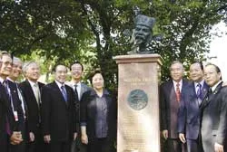 Chứng kiến lễ ký kết nhiều hợp đồng thương mại