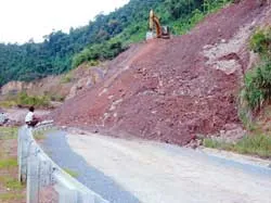 Khắc phục sửa chữa đường Hồ Chí Minh sau mưa bão