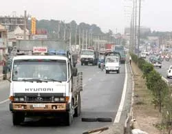 Kiểm tra tải trọng và xử phạt xe tải ngay tại các cảng