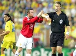 Trọng tài Kim Nielsen sẵn sàng đối diện Rooney ảnh 1