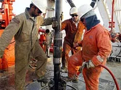 Giá dầu mỏ thế giới tăng mạnh