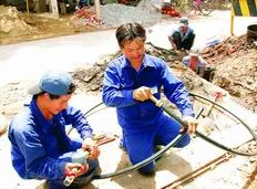 Gắn đồng hồ nước miễn phí cho người nghèo