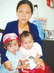 Người mẹ 19 tuổi và hai đứa con bị bệnh tim bẩm sinh