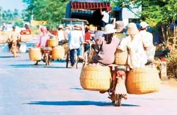 Buôn lậu “ăn theo” mùa... nước nổi