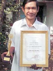 Máy dệt chiếu của “Long khùng” đoạt cúp vàng