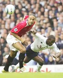 Manchester United đuổi theo cái bóng của Chelsea ảnh 1