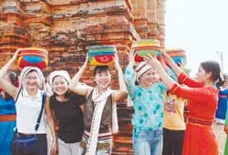 Hàng chục ngàn người đổ về thành phố Phan Thiết