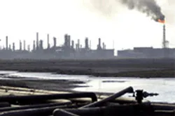 Giá dầu mỏ thế giới giảm dưới mức 60 USD/thùng