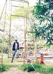 Vẫn “tự bơi” là chính