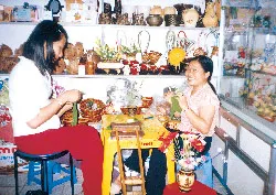 Hoa nở từ tay người khuyết tật