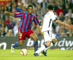 Ronaldinho đang dẫn xa đối thủ ảnh 1