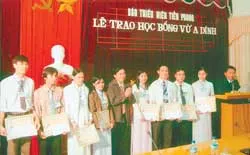 Góp lương ủng hộ sinh viên đi học