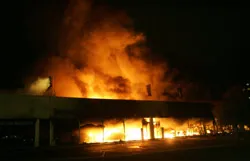 Bạo lực vẫn tiếp diễn tại Paris