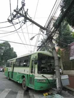 Hai xe buýt tông nhau tại giao lộ