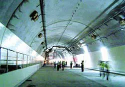 Tạm ngưng trung chuyển xe máy, xe đạp qua Hầm Hải Vân