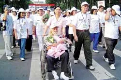 Hơn 10.000 người đi bộ “Đoàn kết vì người nghèo”