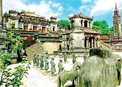 Chỉnh lý nội thất lăng Khải Định