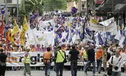 200.000 người biểu tình phản đối dự thảo luật lao động