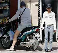 Bắt giữ cựu ca sĩ người Anh Gary Glitter