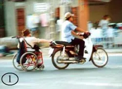 Xe lăn đu bám tự do trên đường