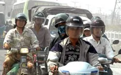 Xây dựng lộ trình quy định đội mũ bảo hiểm trên đường