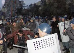 Cảnh sát tấn công người biểu tình