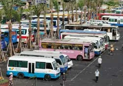 Phụ thu từ 20%-60% giá vé trên các tuyến