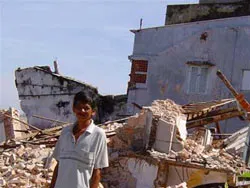 22 căn nhà sụp xuống sông