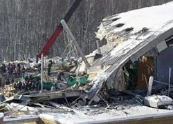 Sập mái hồ bơi, ít nhất 14 người chết