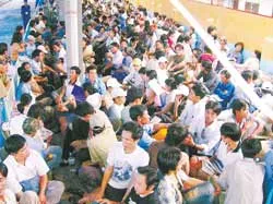 Hơn 1.000 người xếp hàng mua vé tàu Tết