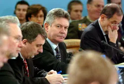 Tăng quân ở Afghanistan và gây sức ép với Mỹ