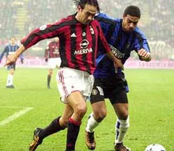 Kaka và Adriano đối mặt trong trận derby Milan ảnh 1
